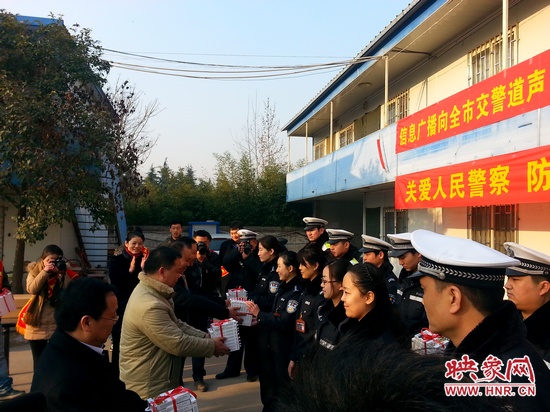 捐贈防霧霾口罩現(xiàn)場