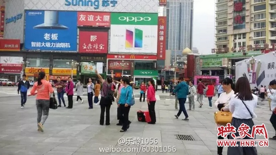 他們從四面八方匯集到二七塔下，由行走路人一下變成了一支舞蹈隊，跳起了節(jié)奏歡快、時尚動感的舞蹈。