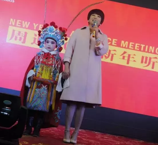 盛裝亮相的小戲迷，周迪的節(jié)目影響了一代又一代人