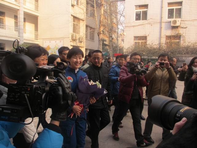 劉洋走進母?！嵵萑? oldsrc=