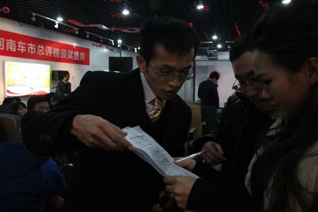 教育廣播女主播子楊就活動重要環(huán)節(jié)與商都網(wǎng)汽車頻道主管尹良進(jìn)行溝通