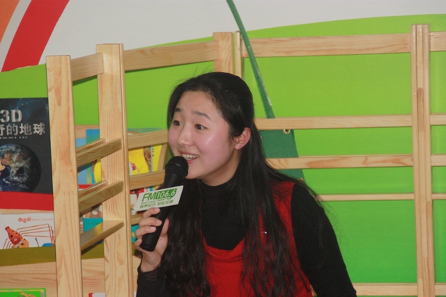 女主播“卷卷貓”親臨現(xiàn)場(chǎng)，繪聲繪色為孩子們講故事