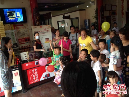 活動開始前，1066城市之聲的主持人跟孩子們進(jìn)行現(xiàn)場互動。