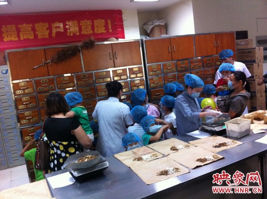 　　接下來，要進(jìn)入到有中醫(yī)“博物館”之稱的中藥房去探秘啦！藥房那些小抽屜里面裝的是什么？孩子們很好奇