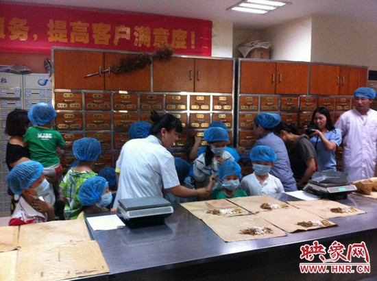 咦，藥房里的叔叔阿姨他們從小抽屜里拿出的藥又是什么？這些中藥放在一起有什么功效呢？