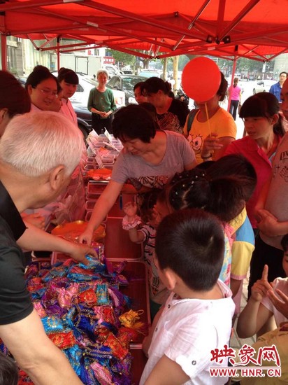 中醫(yī)館裝備了防蚊蟲、預(yù)防手足口等四個藥方，并把這些藥磨成粗粉，每個孩子把不同藥方粉裝如香囊?guī)Щ丶? complete=