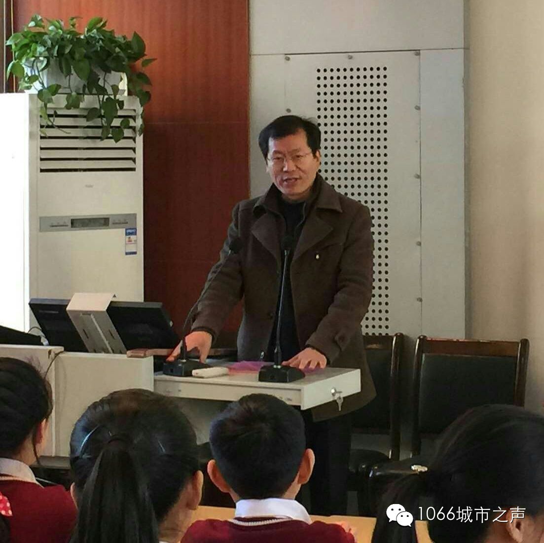 雙方領(lǐng)導(dǎo)講話，同學(xué)們聽得都好認(rèn)真啊！