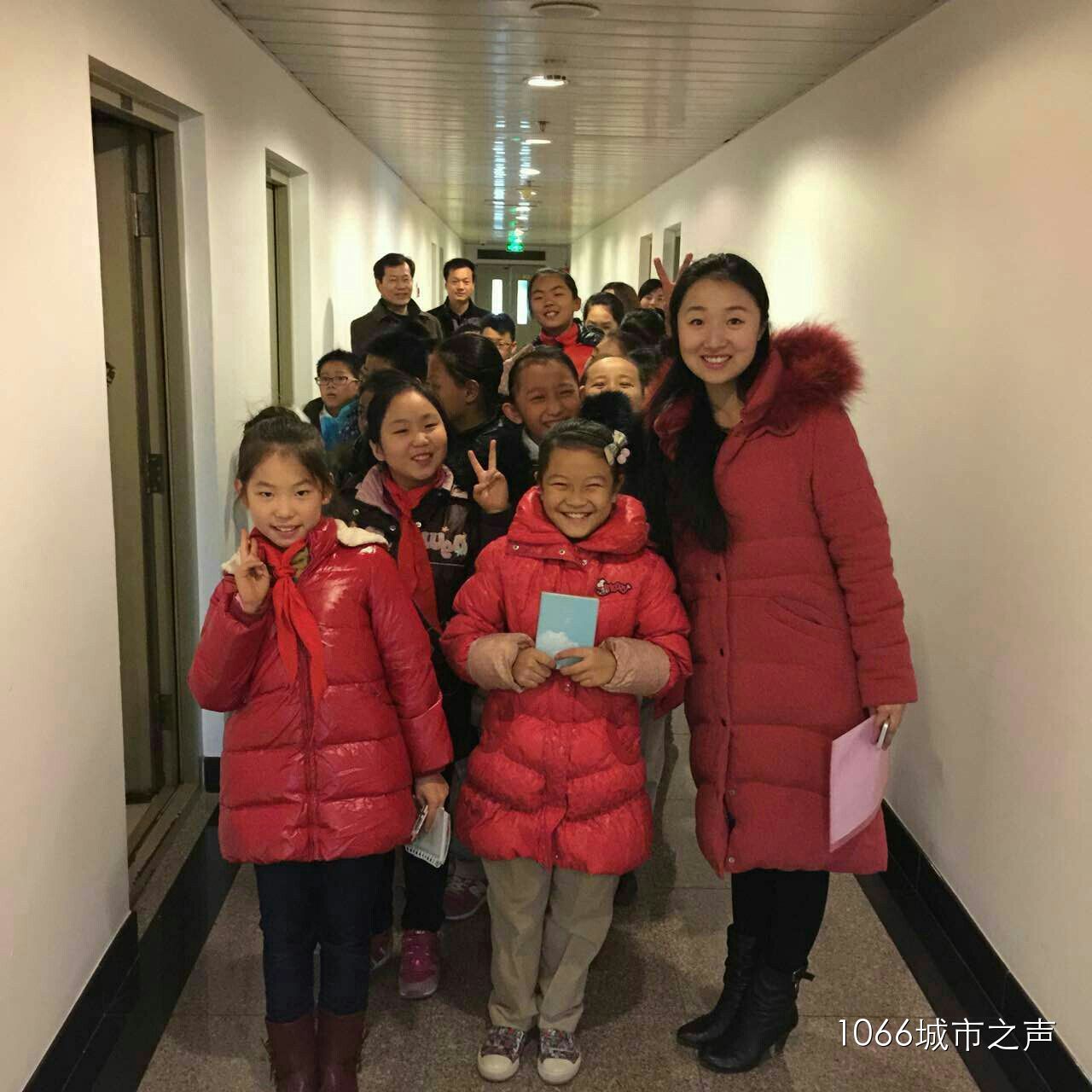 簽字和揭牌儀式后，教育廣播（城市之聲）主持人“卷卷貓”帶領(lǐng)“小主持人”走進(jìn)河南廣播大廈