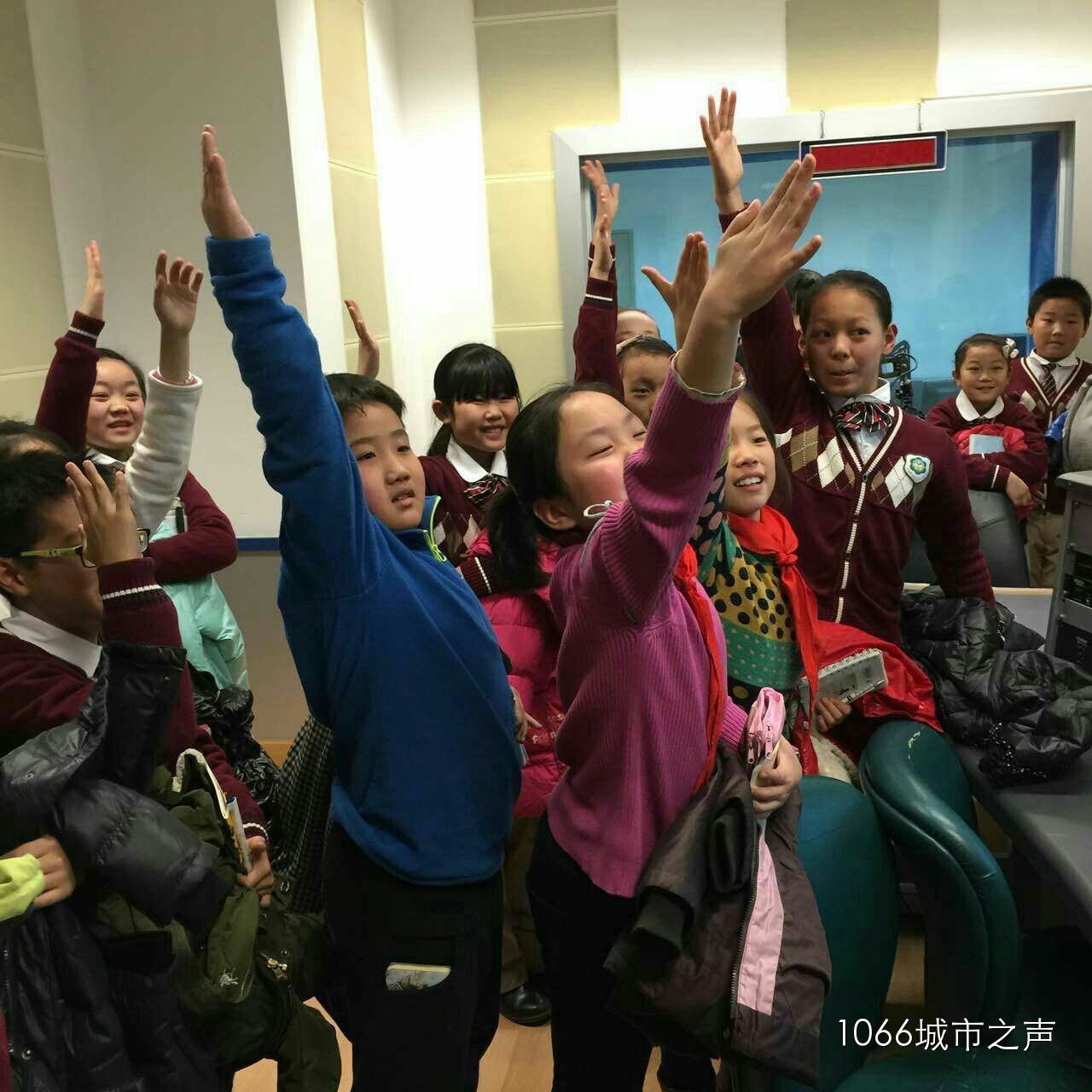 第一次體驗(yàn)話筒前的感覺，同學(xué)們爭先恐后！