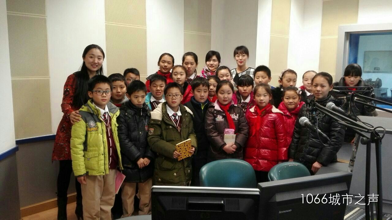 跟電臺的主持人和老師們的大合影！真是難忘的一天??！