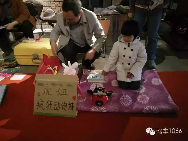 這位小老板的攤位擺的有模有樣的，不過旁邊這位酷爸怎么這么眼熟？