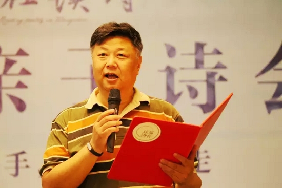 第一個(gè)節(jié)目便是重磅，大象融媒·欣欣象融網(wǎng)絡(luò)科技公司董事長(zhǎng)魏峰帶來(lái)沈浩波的作品《在夏天時(shí)想起秋天》