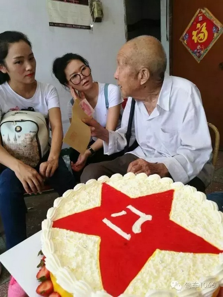 二姐們認(rèn)真聽老兵講抗戰(zhàn)的故事，老人年事已高，記憶都是轟炸！轟炸！轟炸！