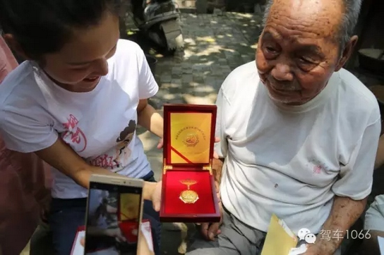 老兵聽不到我們?cè)谡f什么，今年98了。