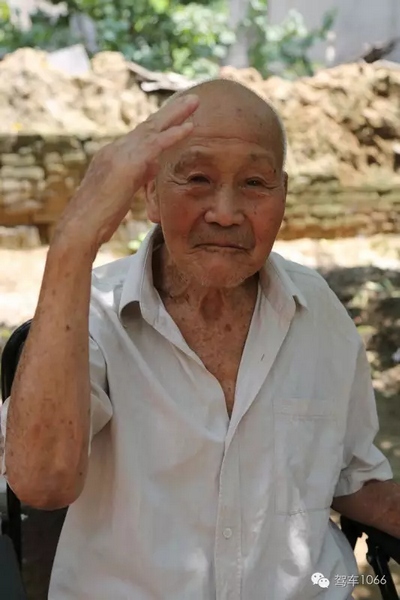 老兵身子骨不行了，九十多歲了……也許軍禮不那么標(biāo)準(zhǔn)了，但是這一幕還是感動(dòng)到了我們……