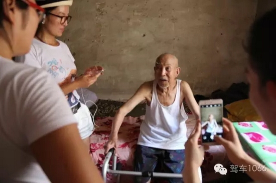 老兵老兵，你的勛章呢，國家給你的那個(gè)？