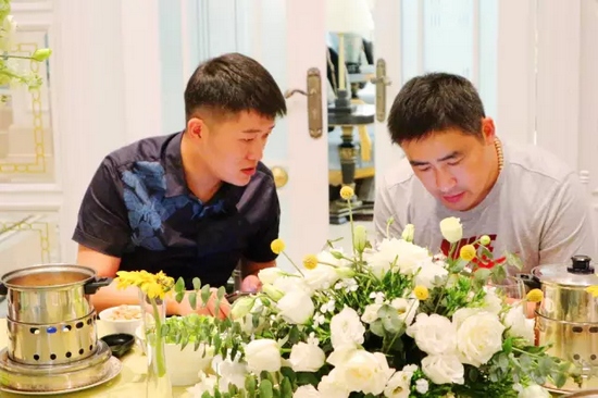 這種熱烈的氣氛，一直延續(xù)到飯桌上