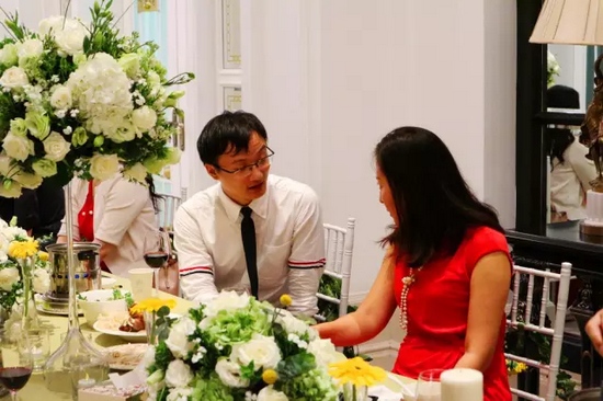 這種熱烈的氣氛，一直延續(xù)到飯桌上。