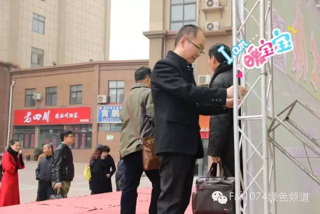 寒江副總監(jiān)親力親為，事無巨細(xì)。偶像真是暖暖惹人愛呢！