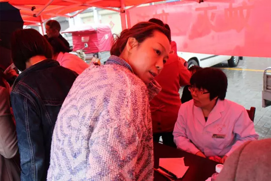 了解到有老人看病不方便，河南電臺1074綠色頻道活動小組欒老師將醫(yī)生請到老人身邊，親自為她診斷。