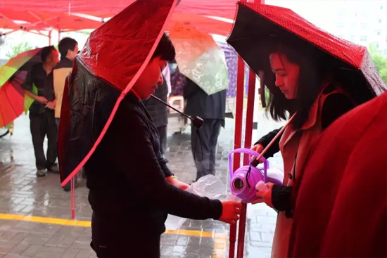 在寒冷的天氣中，為了能讓專家大夫們喝上熱水，紅改主任與柳青不斷的給大家添水。