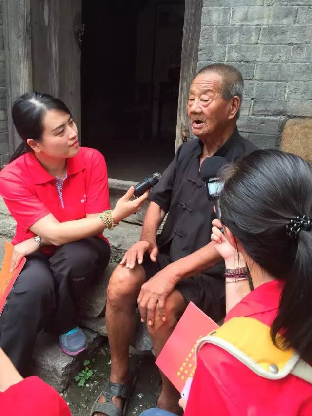 84歲的李隨義老人說起當年皮定均帶領(lǐng)的八路軍進村護民，十分動容