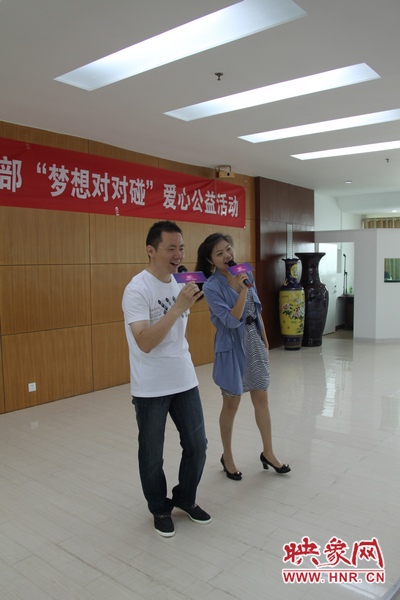 魅力881新聞先生與新聞小姐現(xiàn)場演唱 魅力881新聞先生與新聞小姐現(xiàn)場演唱