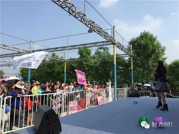 輕輕躍起、優(yōu)美身段，新聞小姐李江