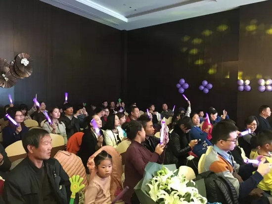 中午13:00多，觀眾陸續(xù)入場(chǎng)