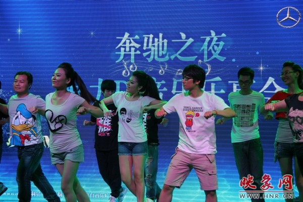 熱情洋溢的開場(chǎng)舞，DJ們?nèi)硇耐度? complete=