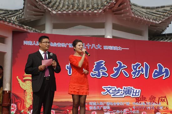 演出現(xiàn)場主持人向老人們表達(dá)節(jié)日的問候。