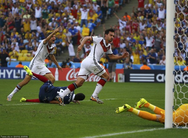 第13分鐘，胡梅爾斯頭球破門