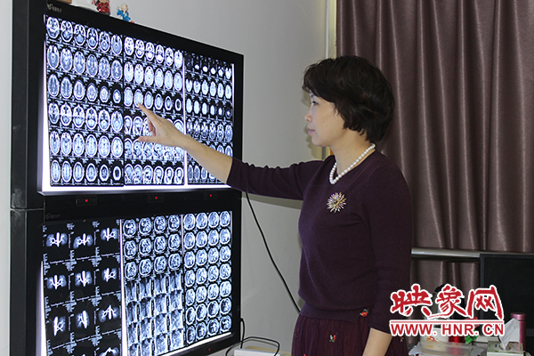 在觀片燈前為患者解決疑難雜癥是王梅云工作的日常 在觀片燈前為患者解決疑難雜癥是王梅云工作的日常