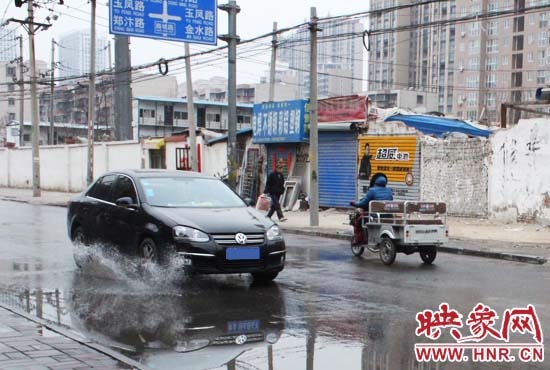 機(jī)動(dòng)車路過，濺起一米多高的水花