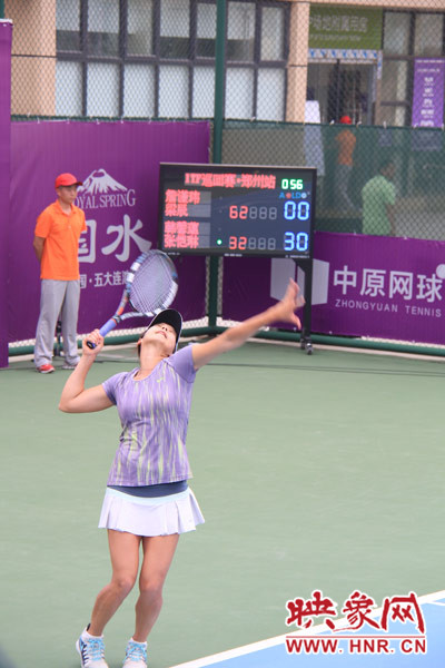 比賽中，發(fā)球瞬間