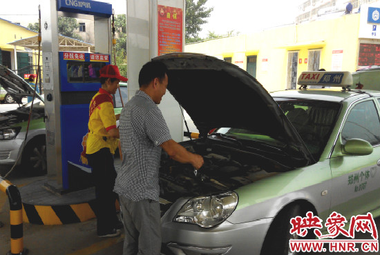 服務(wù)區(qū)設(shè)有四機(jī)八槍加氣設(shè)備，日供氣量4萬(wàn)立方米，可以同時(shí)給8臺(tái)出租車加氣。