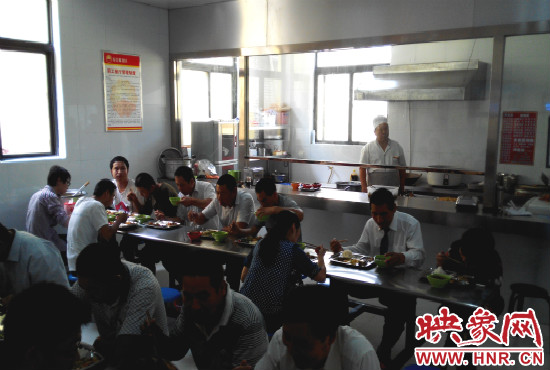 剛到中午，餐廳里就坐滿了加氣之后吃飯的的哥。