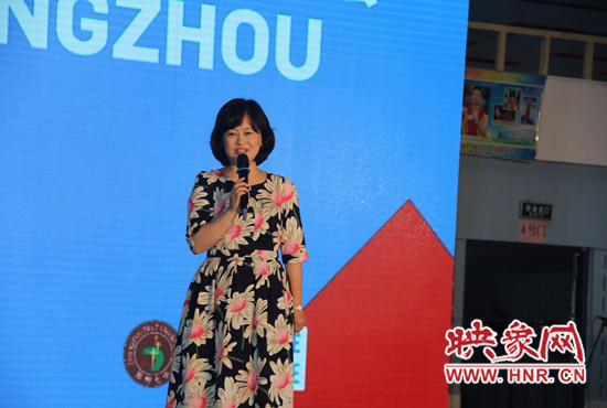 鞠萍現(xiàn)場主持峰會(huì)