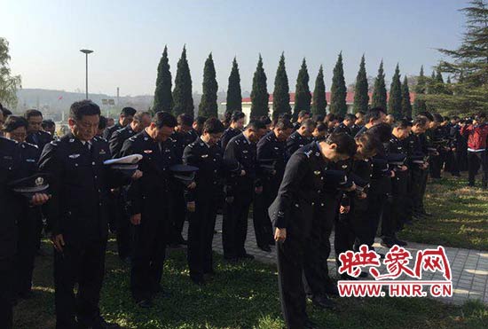 把哀思化詩行 鄭州警方清明前夕祭奠公安英烈