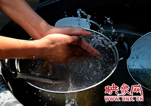 洗碗洗菜對于雙眼失明的張國敬來說，需要比常人花上更多的時間。