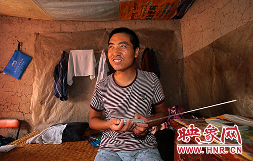 張國敬平時喜歡聽廣播，特別是各種歌曲節(jié)目。