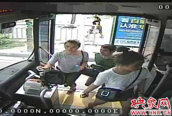 監(jiān)控顯示，竊賊偷女孩手機(jī)，公交車長幫忙要回手機(jī)。