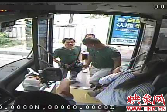 監(jiān)控顯示，竊賊偷女孩手機(jī)，公交車長幫忙要回手機(jī)。