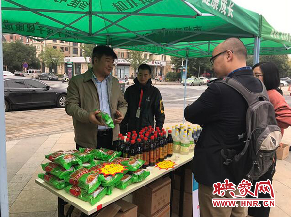 市民在展銷臺(tái)前選購(gòu)商品 市民在展銷臺(tái)前選購(gòu)商品