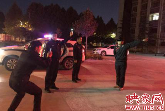 指認(rèn)犯罪現(xiàn)場。