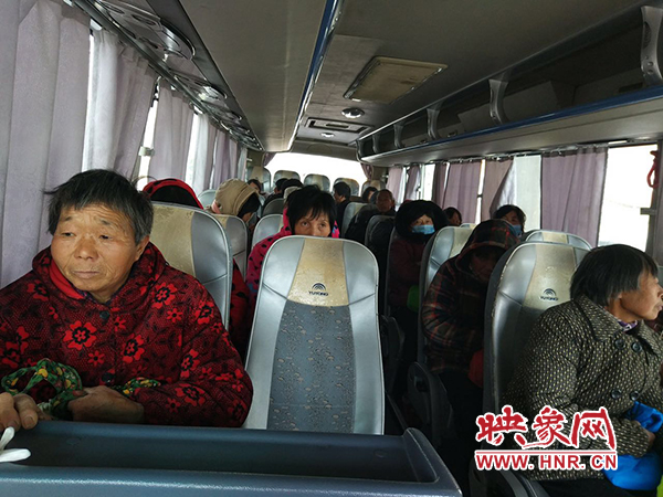 警方調(diào)來車輛，將超載人員轉(zhuǎn)運(yùn)走