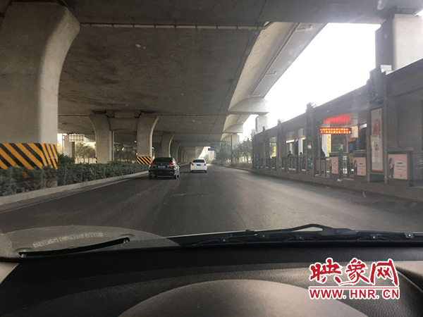 限行首日，三環(huán)橋上橋下，車輛不多，交通狀況良好。