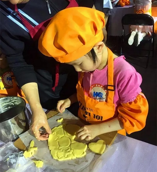 在爸爸媽媽的陪同下，親手制作餅干