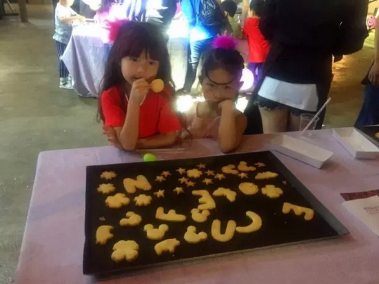 烤制好的餅干，發(fā)揮想象力，畫上美麗的圖案