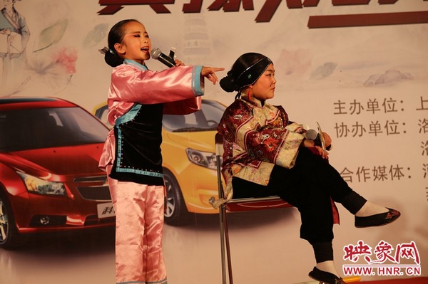 兩個小演員的表演活潑，惹得觀眾連連叫好。